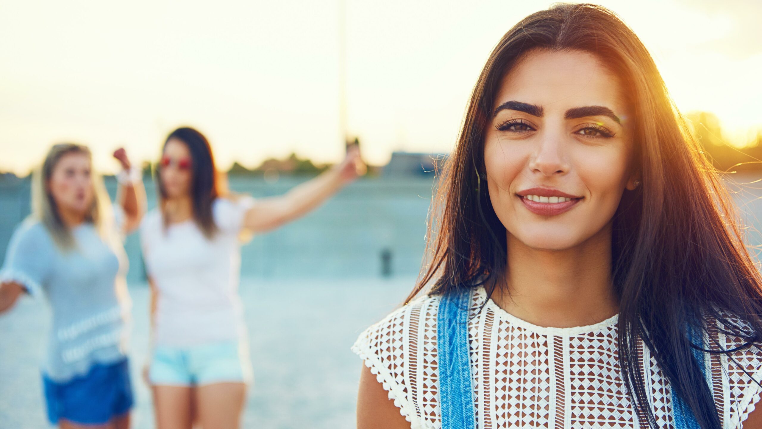 young woman hanging out with her friends without glasses after getting lasik